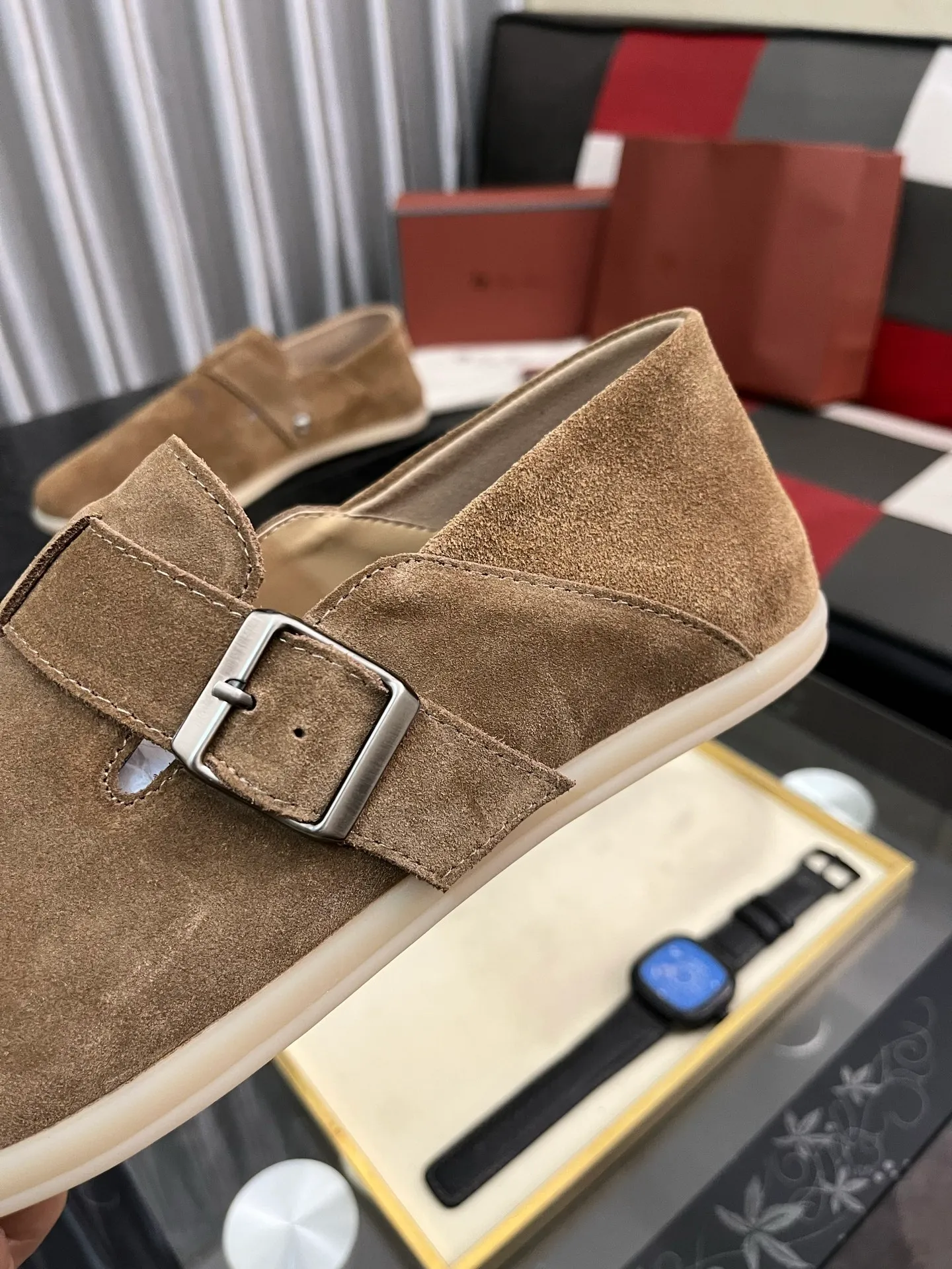 Men's men's shoes 💰458⌚️⌚️ Loro Piana's classic hot model lp top version of Pili casual shoes. It turns out that these are the casual shoes that are said to be able to walk 20,000 steps without getting tired. This pair has both good looks and feel. You will be completely lost as soon as you put it on. The minimalist design is eye-catching and durable, and it is a bonus for dressing. The soft feeling on the feet has outstanding texture, and it is very nice without abrasion on the feet. The soft and waxy soles make it easy to wear for daily use for a long time. Who can resist a pair of versatile and good-looking loafers? Don't be too elegant at all, the feel and texture of the feet are good, the key is to make the legs look longer and not tire the feet, the main thing is that it is just right!        Material: Original cowhide Lining: Original sheepskin Outsole: Original sole Size: 38-44